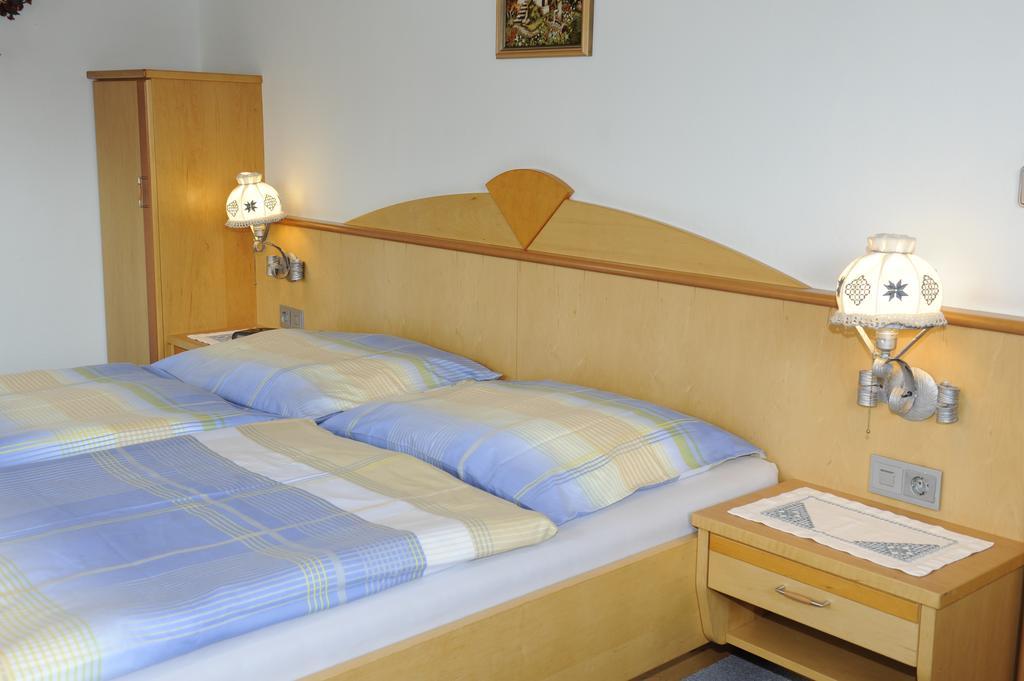 Haus Dorfer Bed and Breakfast Mariapfarr Exteriör bild